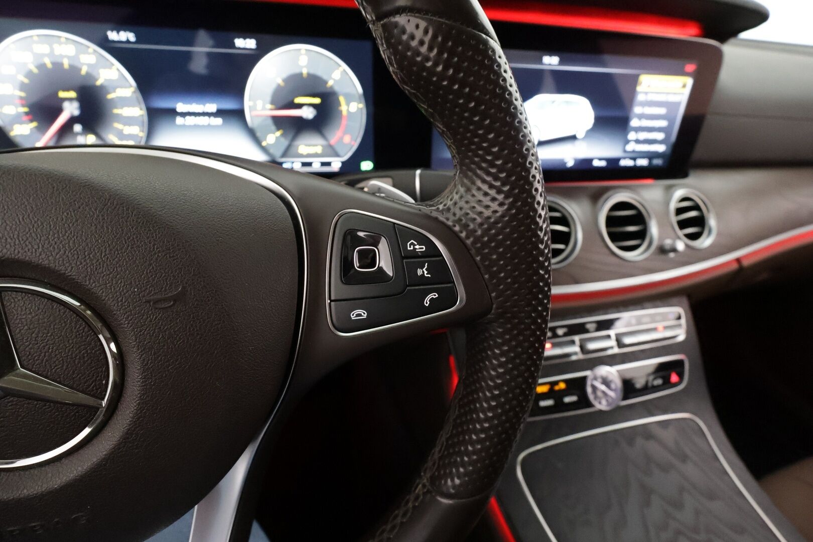 Mercedes-Benz E 2017 220 d T A Premium Business * Distronic+ / Webasto / Multibeam / HUD / 360° / Koukku / Widescreen / Sähköluukku * - Suomi-auto / Kahdet renkaat aluvanteilla / Merkkihuollettu