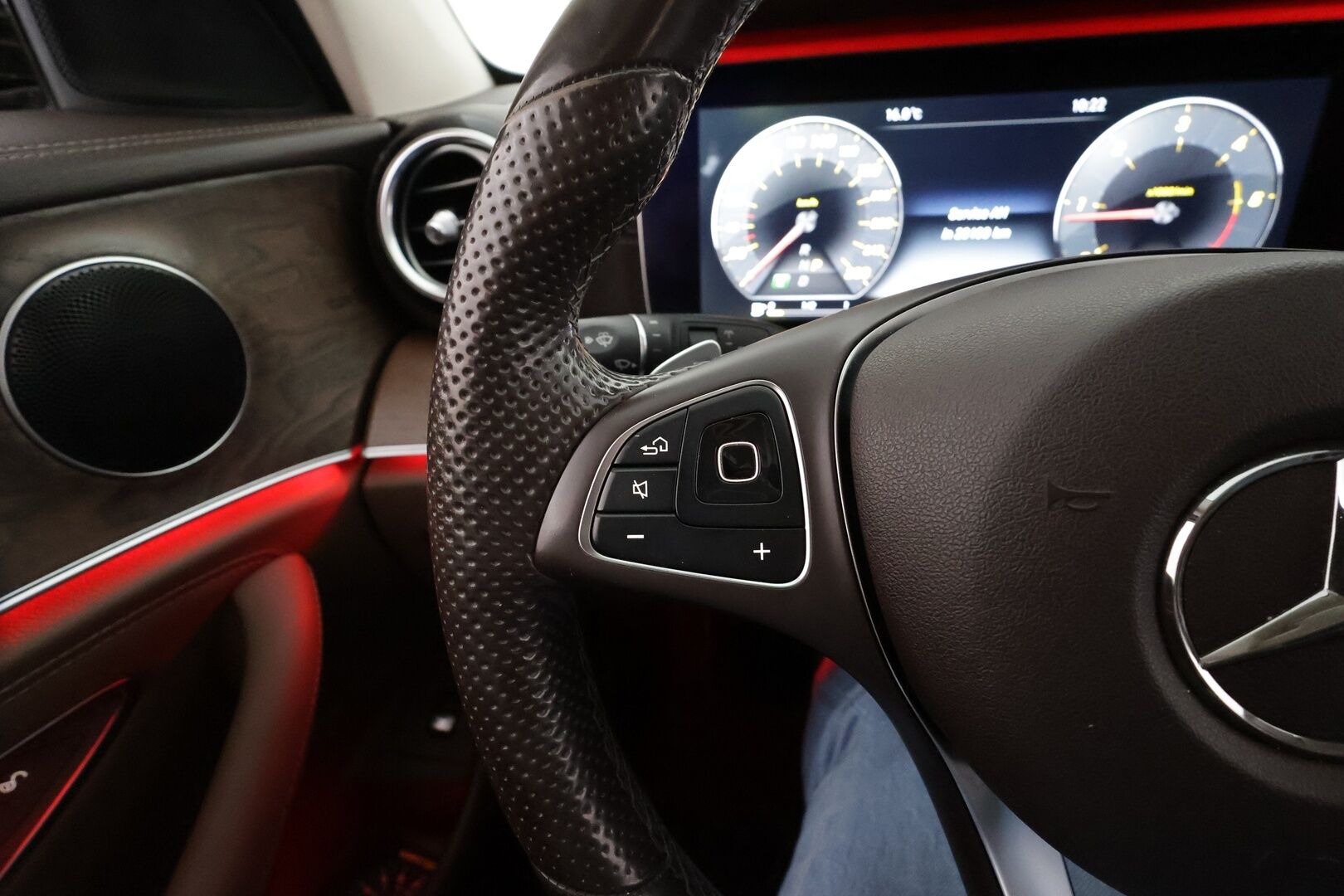 Mercedes-Benz E 2017 220 d T A Premium Business * Distronic+ / Webasto / Multibeam / HUD / 360° / Koukku / Widescreen / Sähköluukku * - Suomi-auto / Kahdet renkaat aluvanteilla / Merkkihuollettu