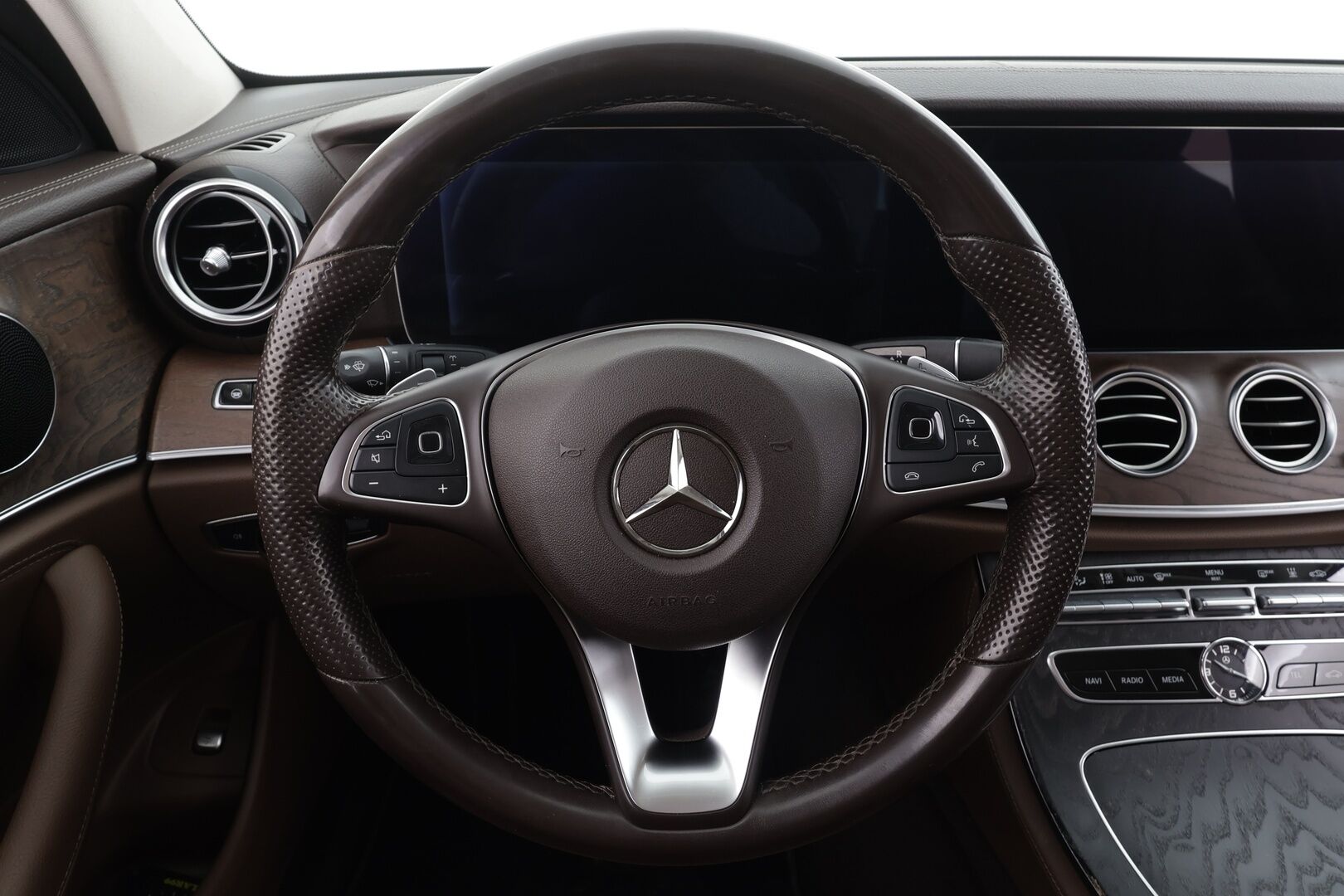 Mercedes-Benz E 2017 220 d T A Premium Business * Distronic+ / Webasto / Multibeam / HUD / 360° / Koukku / Widescreen / Sähköluukku * - Suomi-auto / Kahdet renkaat aluvanteilla / Merkkihuollettu