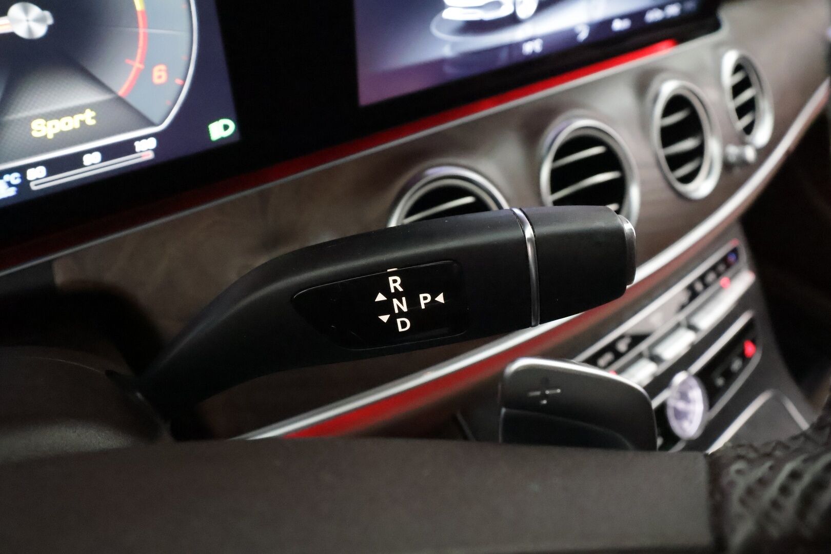 Mercedes-Benz E 2017 220 d T A Premium Business * Distronic+ / Webasto / Multibeam / HUD / 360° / Koukku / Widescreen / Sähköluukku * - Suomi-auto / Kahdet renkaat aluvanteilla / Merkkihuollettu