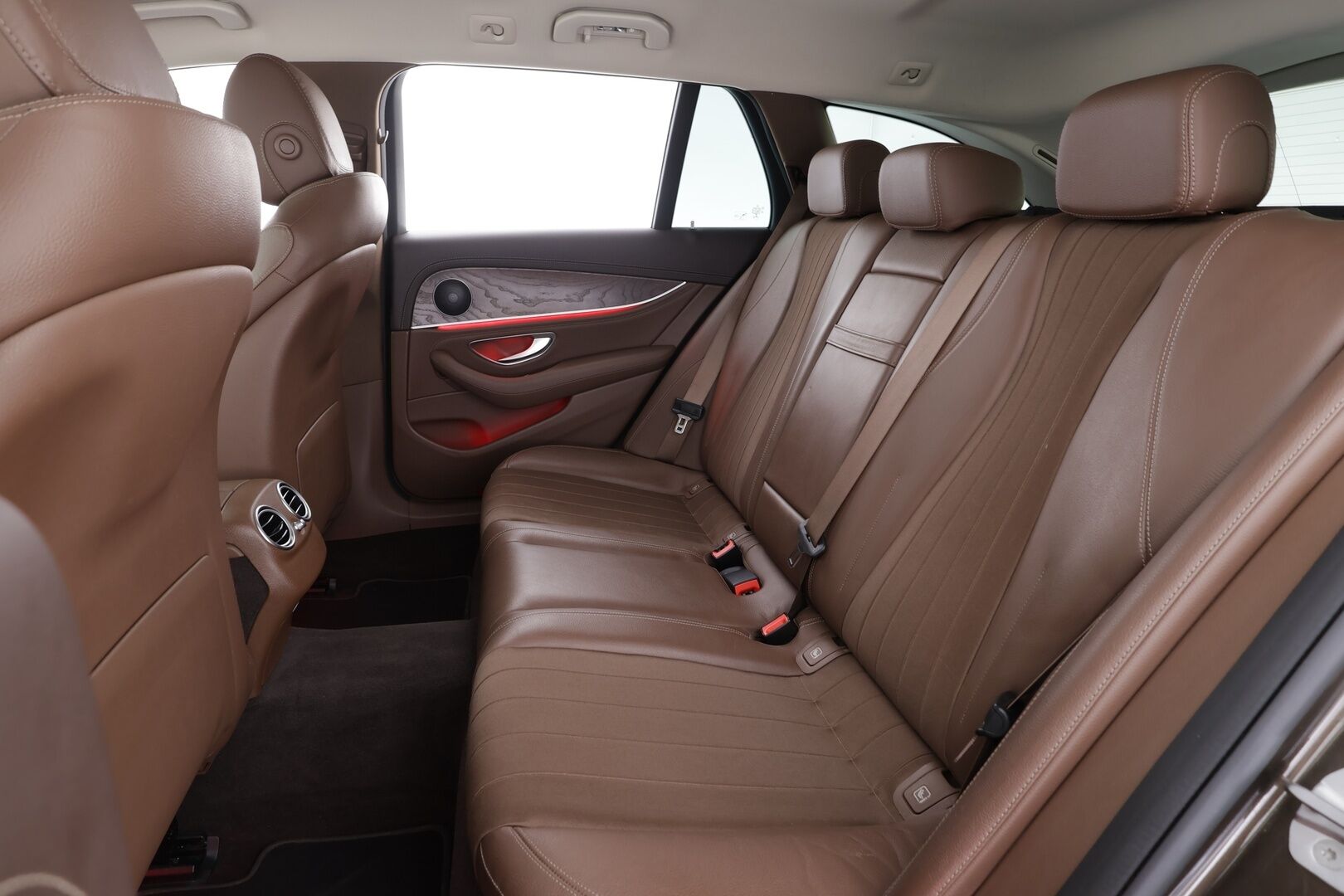 Mercedes-Benz E 2017 220 d T A Premium Business * Distronic+ / Webasto / Multibeam / HUD / 360° / Koukku / Widescreen / Sähköluukku * - Suomi-auto / Kahdet renkaat aluvanteilla / Merkkihuollettu