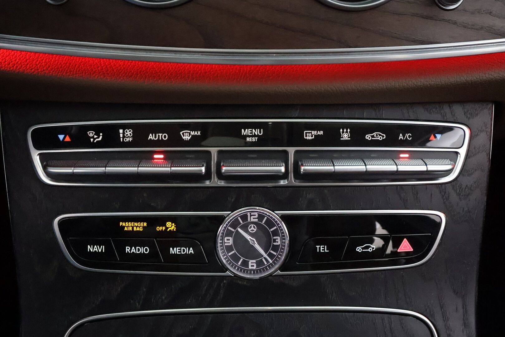 Mercedes-Benz E 2017 220 d T A Premium Business * Distronic+ / Webasto / Multibeam / HUD / 360° / Koukku / Widescreen / Sähköluukku * - Suomi-auto / Kahdet renkaat aluvanteilla / Merkkihuollettu