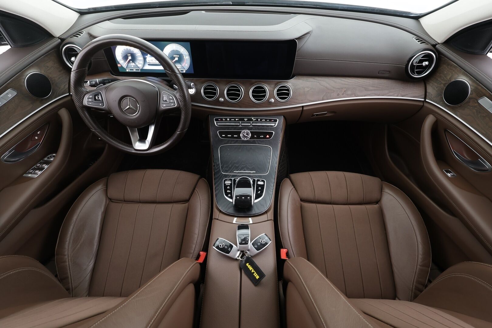 Mercedes-Benz E 2017 220 d T A Premium Business * Distronic+ / Webasto / Multibeam / HUD / 360° / Koukku / Widescreen / Sähköluukku * - Suomi-auto / Kahdet renkaat aluvanteilla / Merkkihuollettu