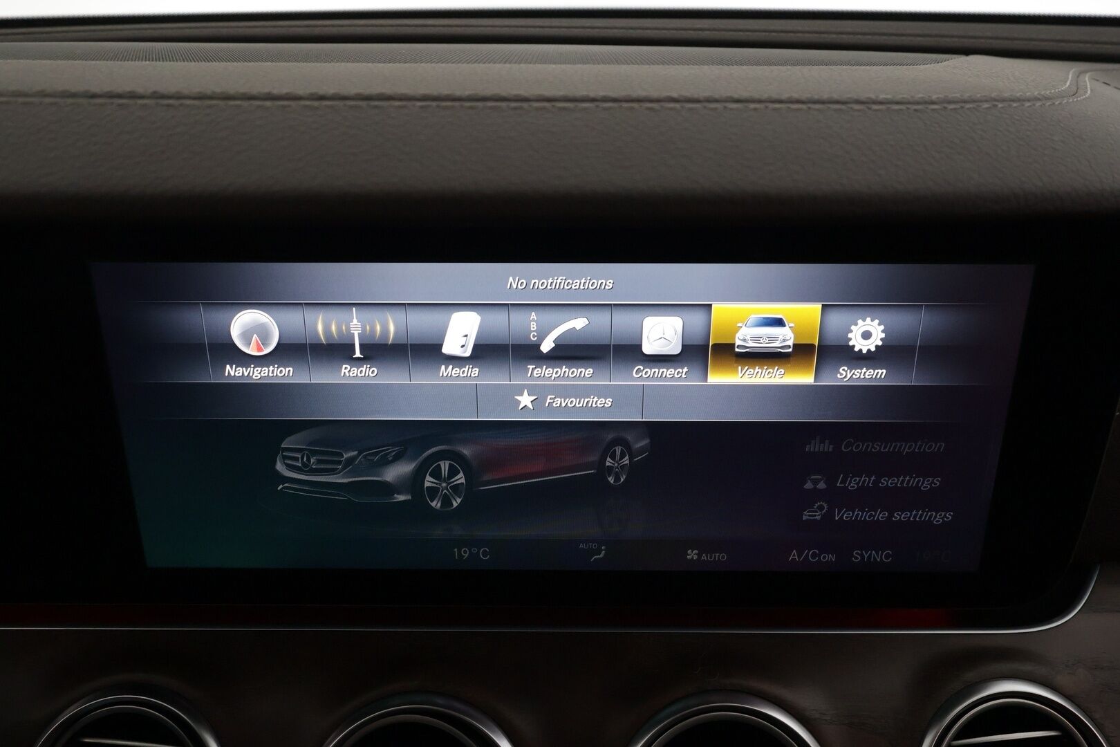 Mercedes-Benz E 2017 220 d T A Premium Business * Distronic+ / Webasto / Multibeam / HUD / 360° / Koukku / Widescreen / Sähköluukku * - Suomi-auto / Kahdet renkaat aluvanteilla / Merkkihuollettu