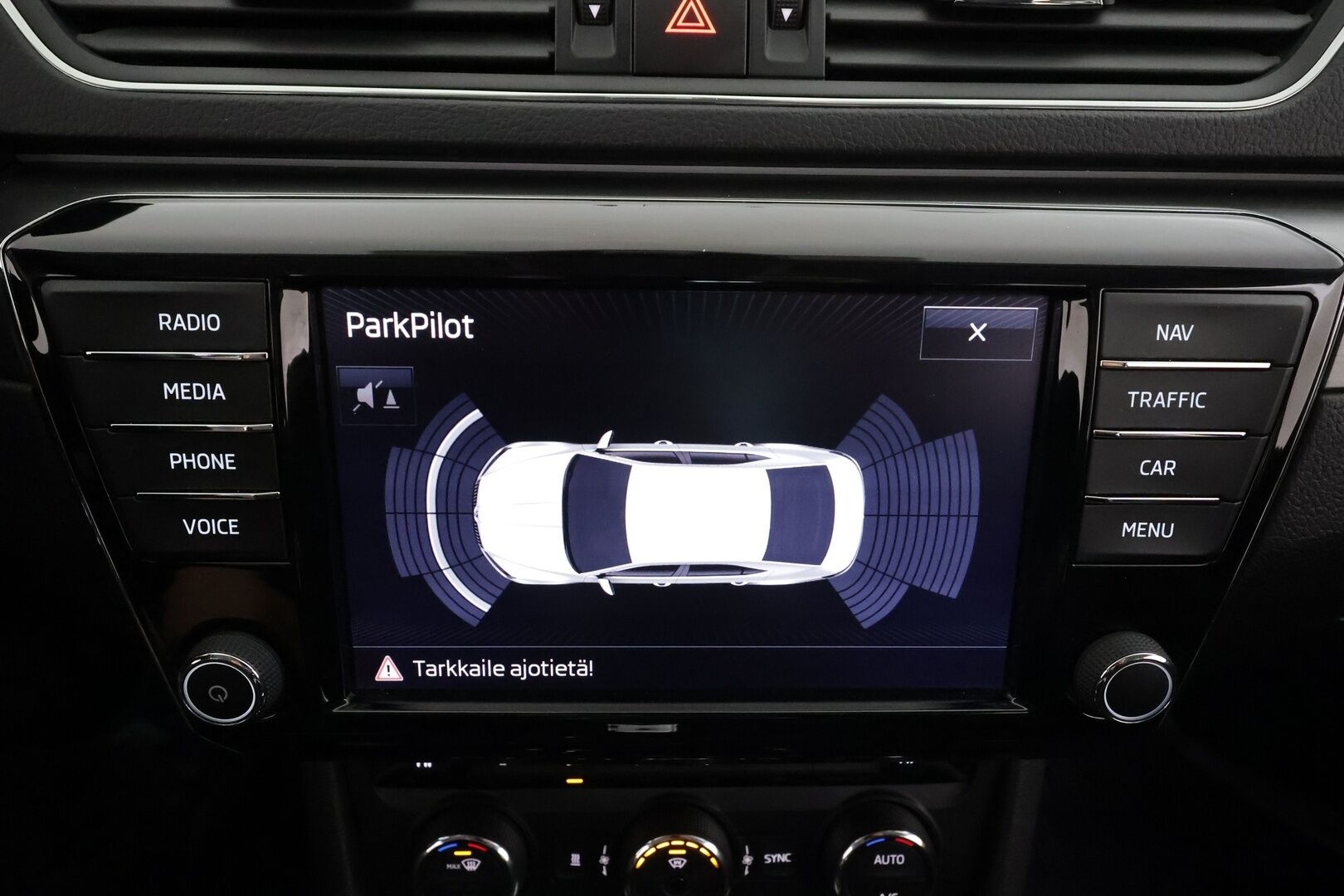 Skoda Superb 2017 1,4 TSI ACT Elegance DSG * ACC / P.tutkat / Xenon / Koukku / Canton äänentoisto / Navi * - Kahdet renkaat / Suomi-auto