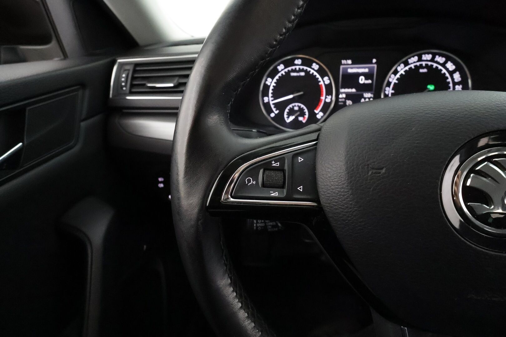 Skoda Superb 2017 1,4 TSI ACT Elegance DSG * ACC / P.tutkat / Xenon / Koukku / Canton äänentoisto / Navi * - Kahdet renkaat / Suomi-auto