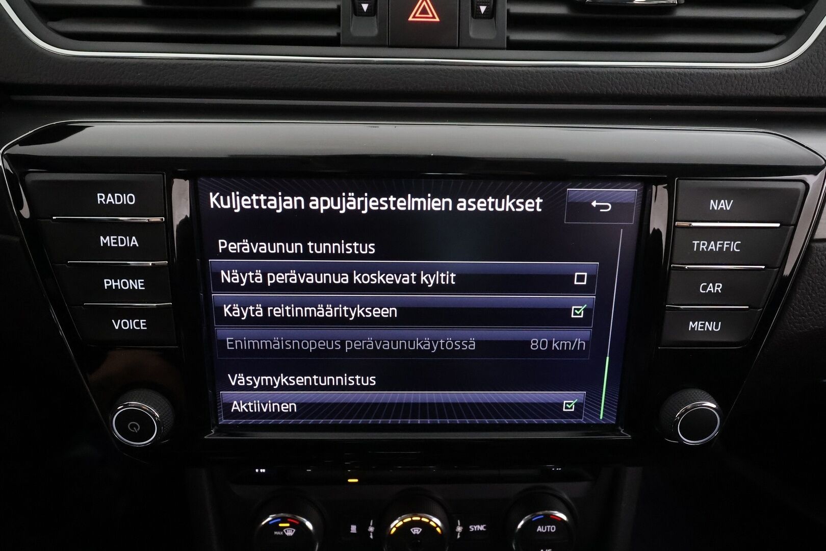 Skoda Superb 2017 1,4 TSI ACT Elegance DSG * ACC / P.tutkat / Xenon / Koukku / Canton äänentoisto / Navi * - Kahdet renkaat / Suomi-auto