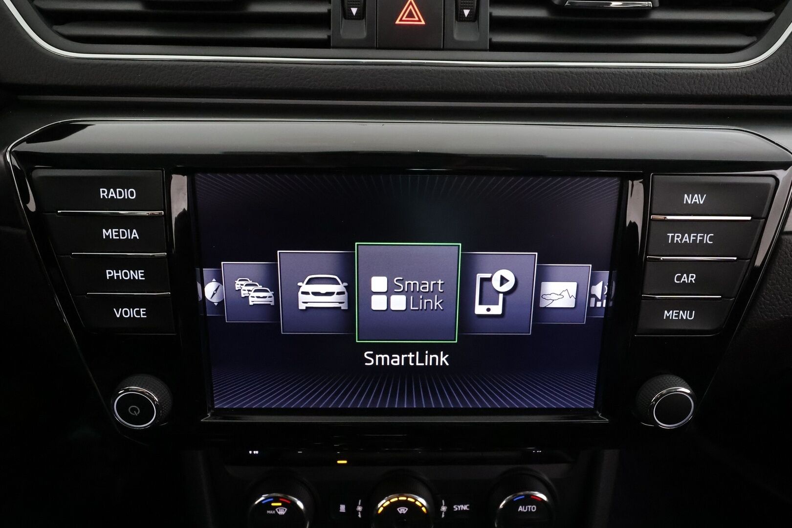 Skoda Superb 2017 1,4 TSI ACT Elegance DSG * ACC / P.tutkat / Xenon / Koukku / Canton äänentoisto / Navi * - Kahdet renkaat / Suomi-auto