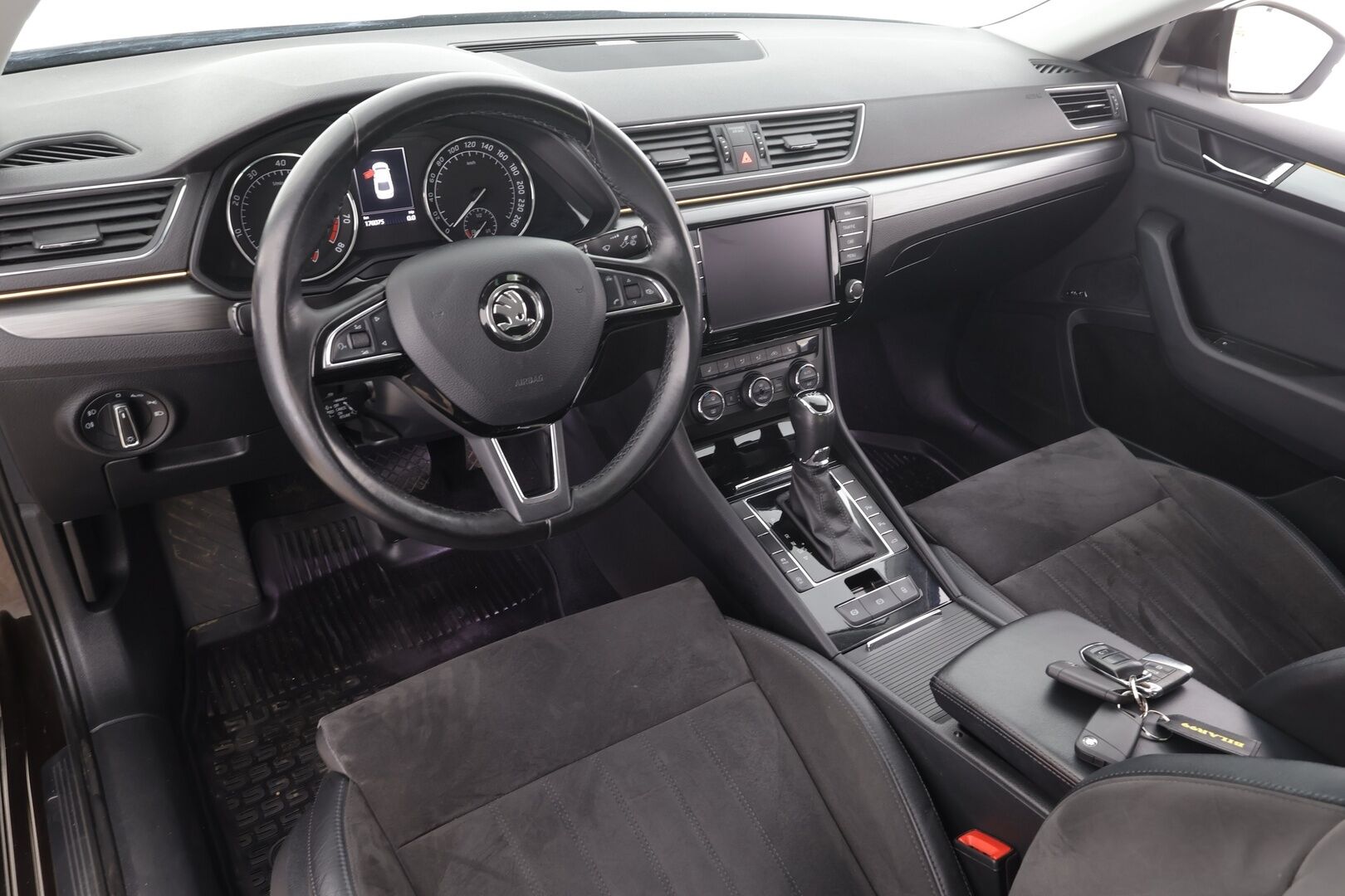 Skoda Superb 2017 1,4 TSI ACT Elegance DSG * ACC / P.tutkat / Xenon / Koukku / Canton äänentoisto / Navi * - Kahdet renkaat / Suomi-auto