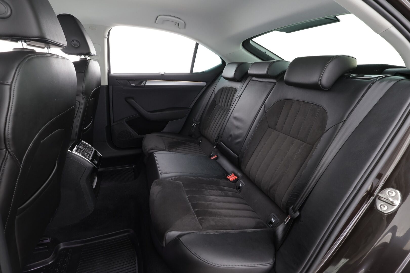 Skoda Superb 2017 1,4 TSI ACT Elegance DSG * ACC / P.tutkat / Xenon / Koukku / Canton äänentoisto / Navi * - Kahdet renkaat / Suomi-auto