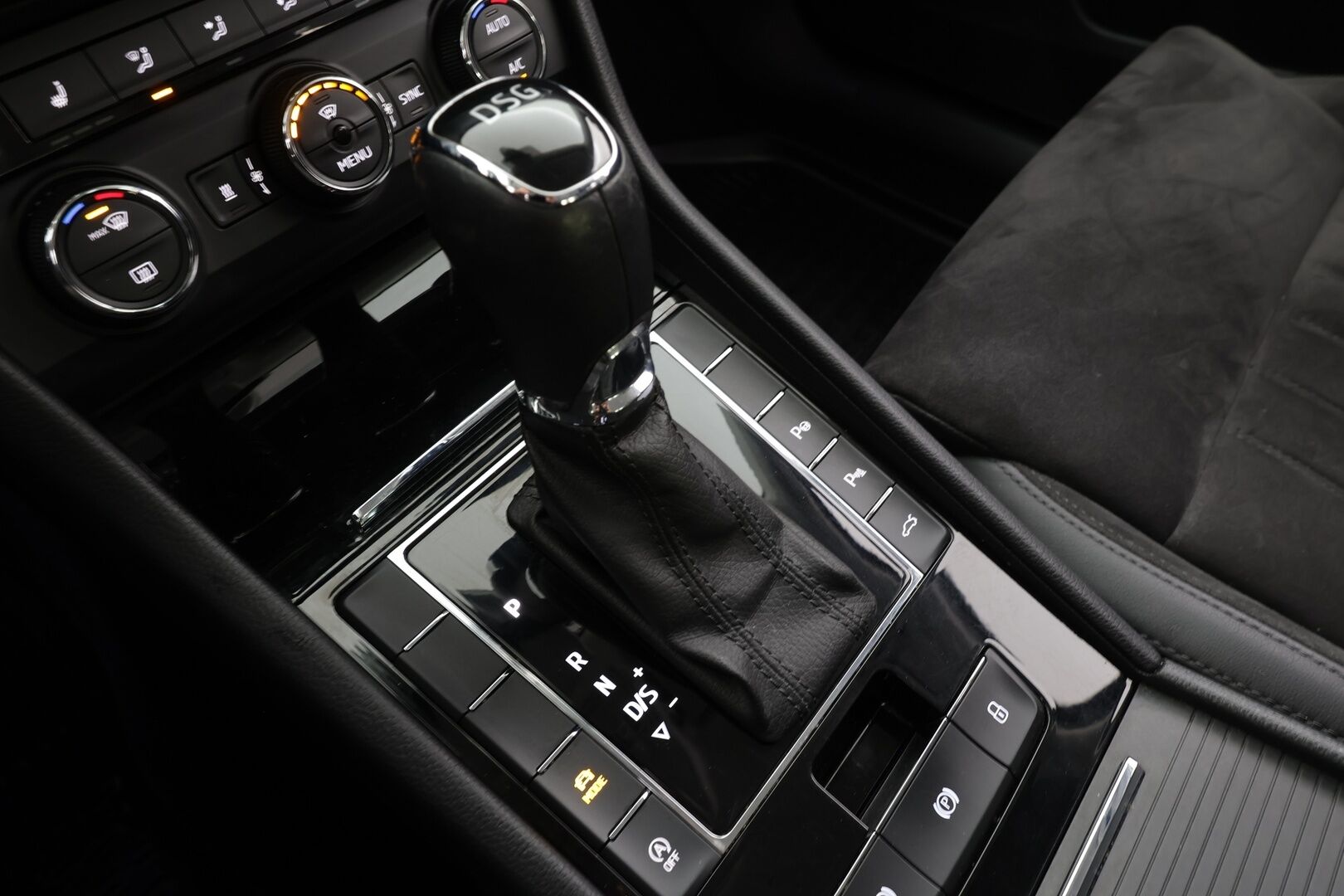 Skoda Superb 2017 1,4 TSI ACT Elegance DSG * ACC / P.tutkat / Xenon / Koukku / Canton äänentoisto / Navi * - Kahdet renkaat / Suomi-auto