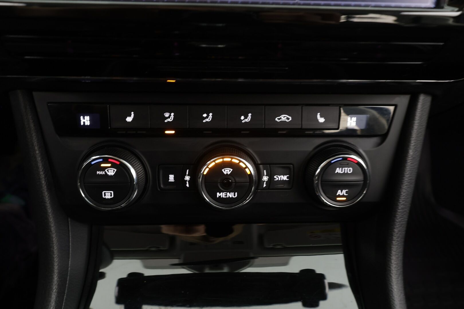 Skoda Superb 2017 1,4 TSI ACT Elegance DSG * ACC / P.tutkat / Xenon / Koukku / Canton äänentoisto / Navi * - Kahdet renkaat / Suomi-auto