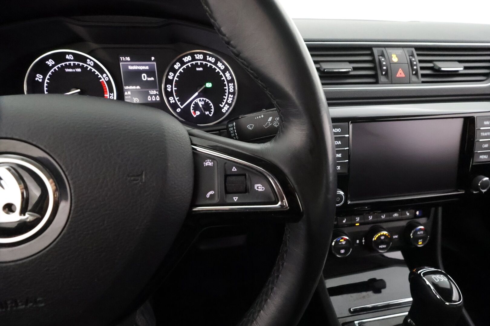 Skoda Superb 2017 1,4 TSI ACT Elegance DSG * ACC / P.tutkat / Xenon / Koukku / Canton äänentoisto / Navi * - Kahdet renkaat / Suomi-auto