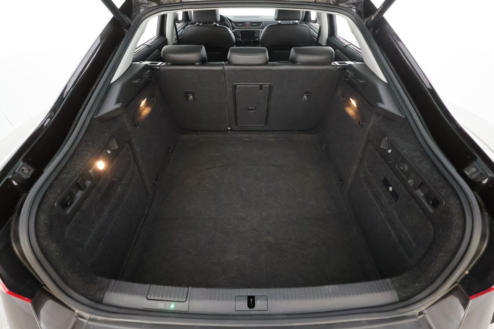 Skoda Superb 2017 1,4 TSI ACT Elegance DSG * ACC / P.tutkat / Xenon / Koukku / Canton äänentoisto / Navi * - Kahdet renkaat / Suomi-auto