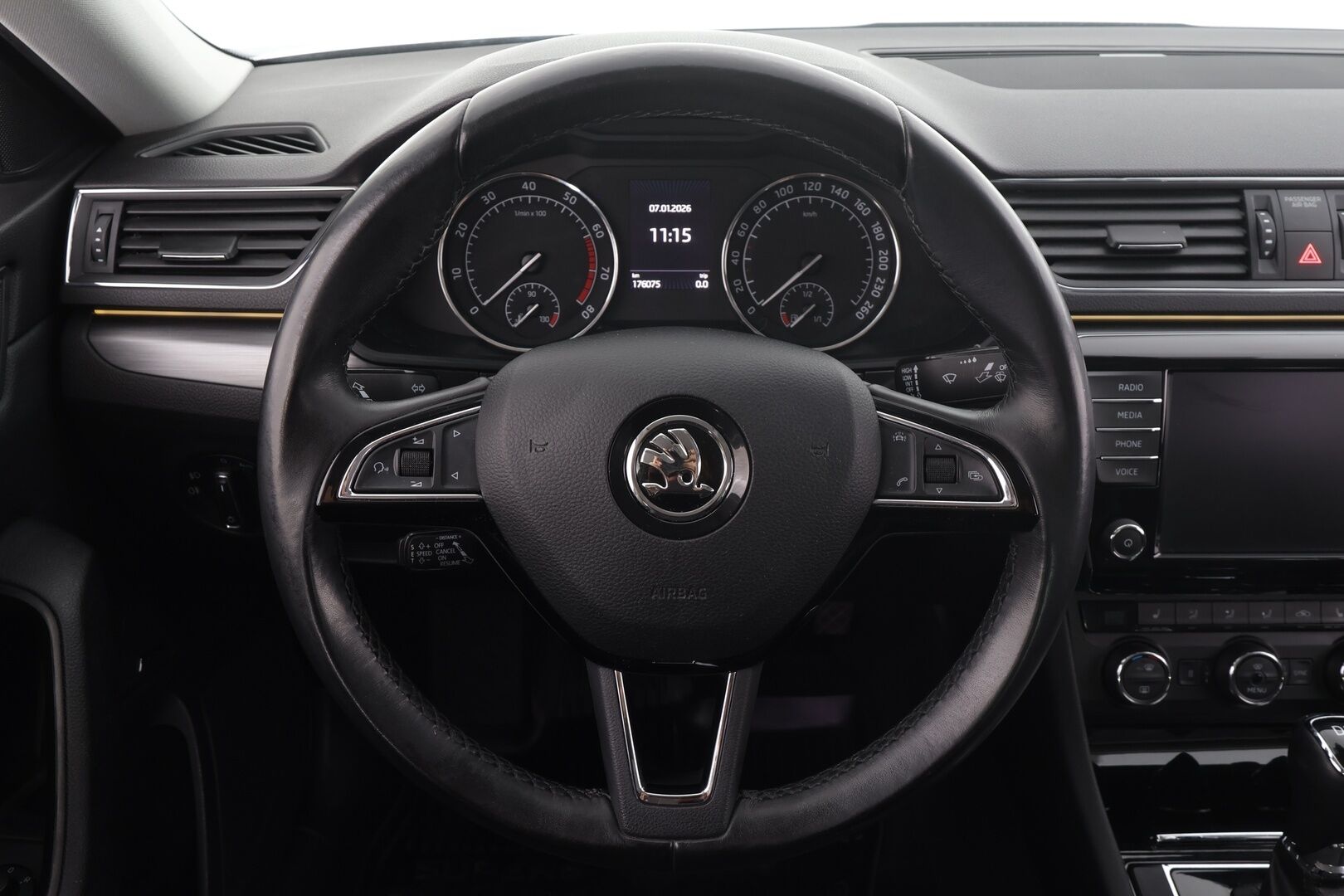 Skoda Superb 2017 1,4 TSI ACT Elegance DSG * ACC / P.tutkat / Xenon / Koukku / Canton äänentoisto / Navi * - Kahdet renkaat / Suomi-auto