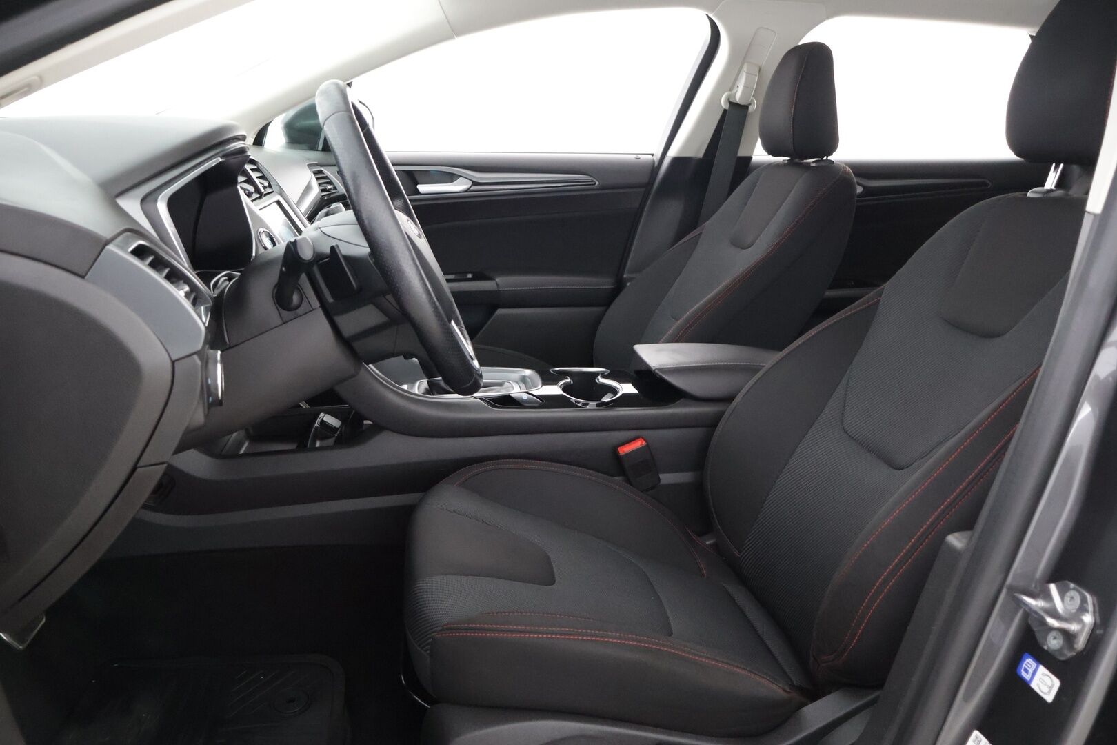 Ford Mondeo 2017 1,5 EcoBoost 160hv A6 ST-line Wagon** Koukku / Tutkat / Sähköluukku / Navigointi** - Ambiente valaistus / Automaattiset kaukovalot / Kahdet renkaat vaihteineen / Lohko sisähaaralla / Juuri leimattu