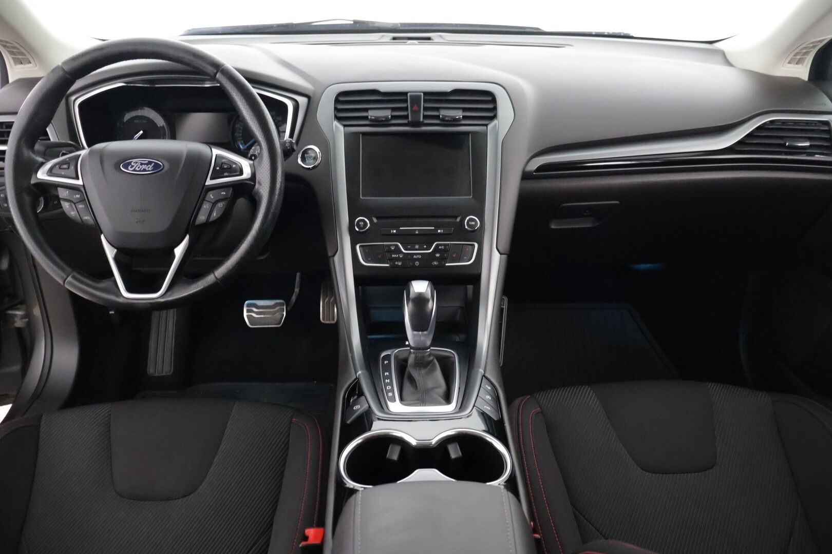 Ford Mondeo 2017 1,5 EcoBoost 160hv A6 ST-line Wagon** Koukku / Tutkat / Sähköluukku / Navigointi** - Ambiente valaistus / Automaattiset kaukovalot / Kahdet renkaat vaihteineen / Lohko sisähaaralla / Juuri leimattu