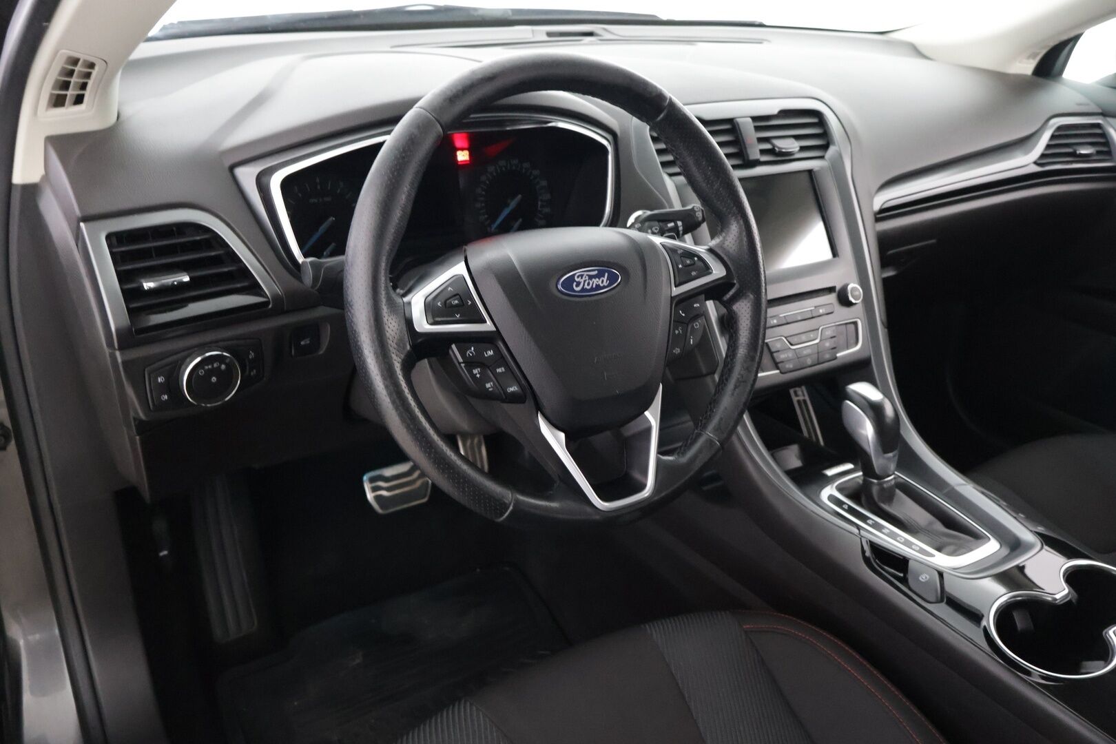 Ford Mondeo 2017 1,5 EcoBoost 160hv A6 ST-line Wagon** Koukku / Tutkat / Sähköluukku / Navigointi** - Ambiente valaistus / Automaattiset kaukovalot / Kahdet renkaat vaihteineen / Lohko sisähaaralla / Juuri leimattu