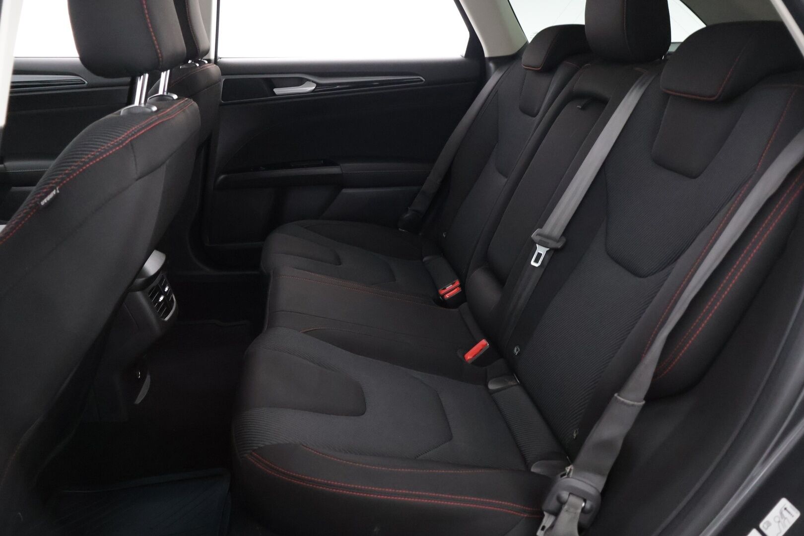 Ford Mondeo 2017 1,5 EcoBoost 160hv A6 ST-line Wagon** Koukku / Tutkat / Sähköluukku / Navigointi** - Ambiente valaistus / Automaattiset kaukovalot / Kahdet renkaat vaihteineen / Lohko sisähaaralla / Juuri leimattu