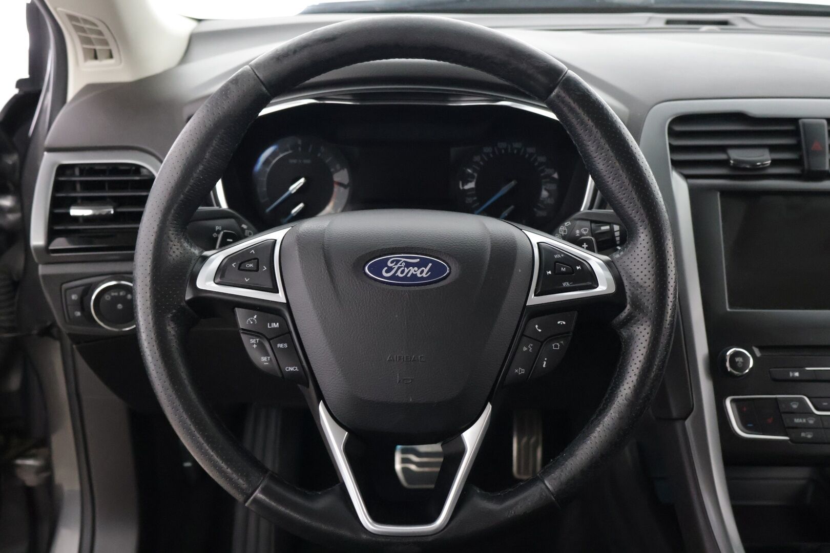 Ford Mondeo 2017 1,5 EcoBoost 160hv A6 ST-line Wagon** Koukku / Tutkat / Sähköluukku / Navigointi** - Ambiente valaistus / Automaattiset kaukovalot / Kahdet renkaat vaihteineen / Lohko sisähaaralla / Juuri leimattu