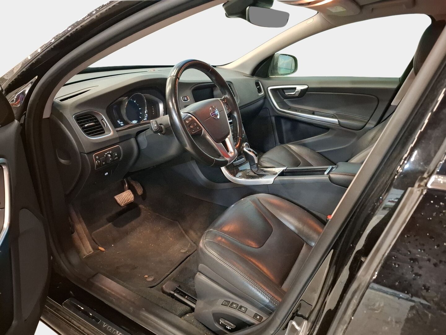 Volvo V60 2017 D4 Business Classic Summum aut / Webasto / Vetokoukku / Muistipenkki / Digimittaristo / VOC / Ratinlämmitin / - Audio high. perf / Sensus navi / Keyless Go / - Osta nyt, maksa vasta ensi vuonna