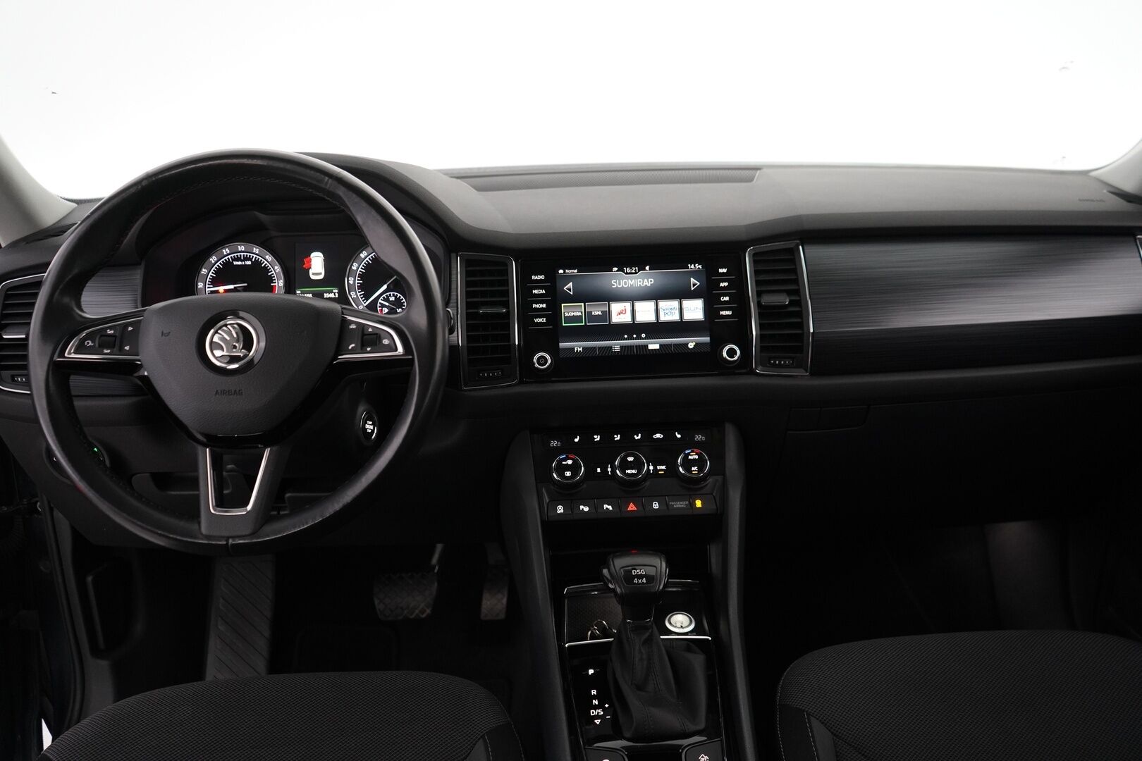 Skoda Kodiaq 2017 2,0 TDI 190 4x4 Ambition DSG Autom. 7P - Webasto | Koukku | Lämmitettävä tuulilasi | Ratinlämmitin | Navi | Suomi-auto | 7-Paikkainen | Kahdet OEM vanteet | Juuri huollettu