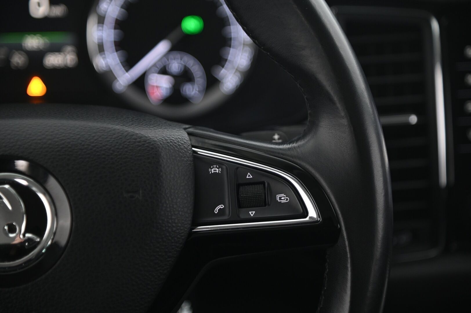 Skoda Kodiaq 2017 2,0 TDI 190 4x4 Ambition DSG Autom. 7P *Webasto / Koukku / Lämmitettävä tuulilasi / Ratinlämmitin / Navi* - Suomi-auto / 7-Paikkainen / Kahdet OEM vanteet