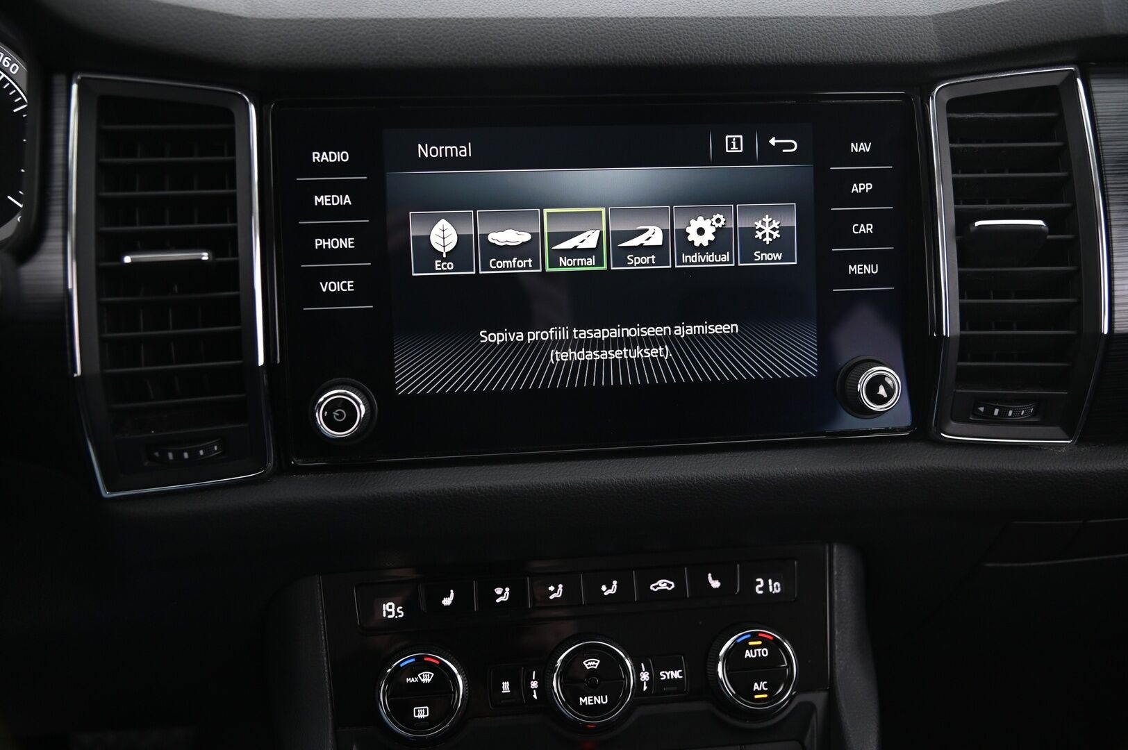 Skoda Kodiaq 2017 2,0 TDI 190 4x4 Ambition DSG Autom. 7P *Webasto / Koukku / Lämmitettävä tuulilasi / Ratinlämmitin / Navi* - Suomi-auto / 7-Paikkainen / Kahdet OEM vanteet