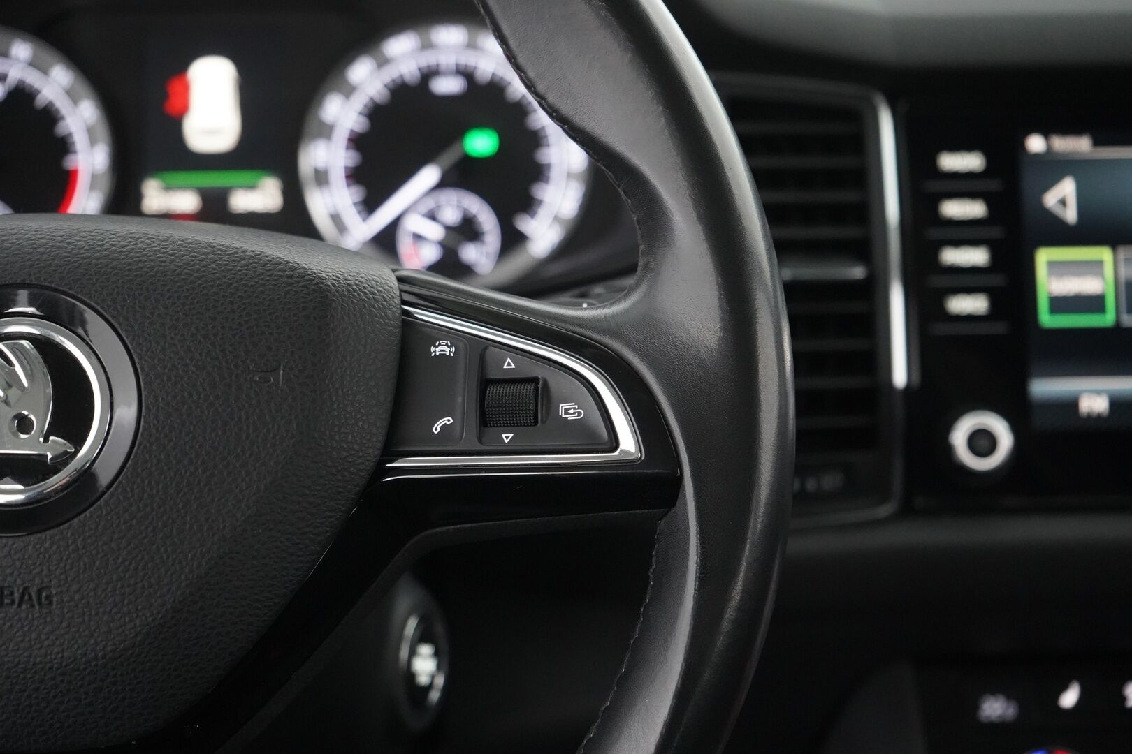 Skoda Kodiaq 2017 2,0 TDI 190 4x4 Ambition DSG Autom. 7P - Webasto | Koukku | Lämmitettävä tuulilasi | Ratinlämmitin | Navi | Suomi-auto | 7-Paikkainen | Kahdet OEM vanteet | Juuri huollettu