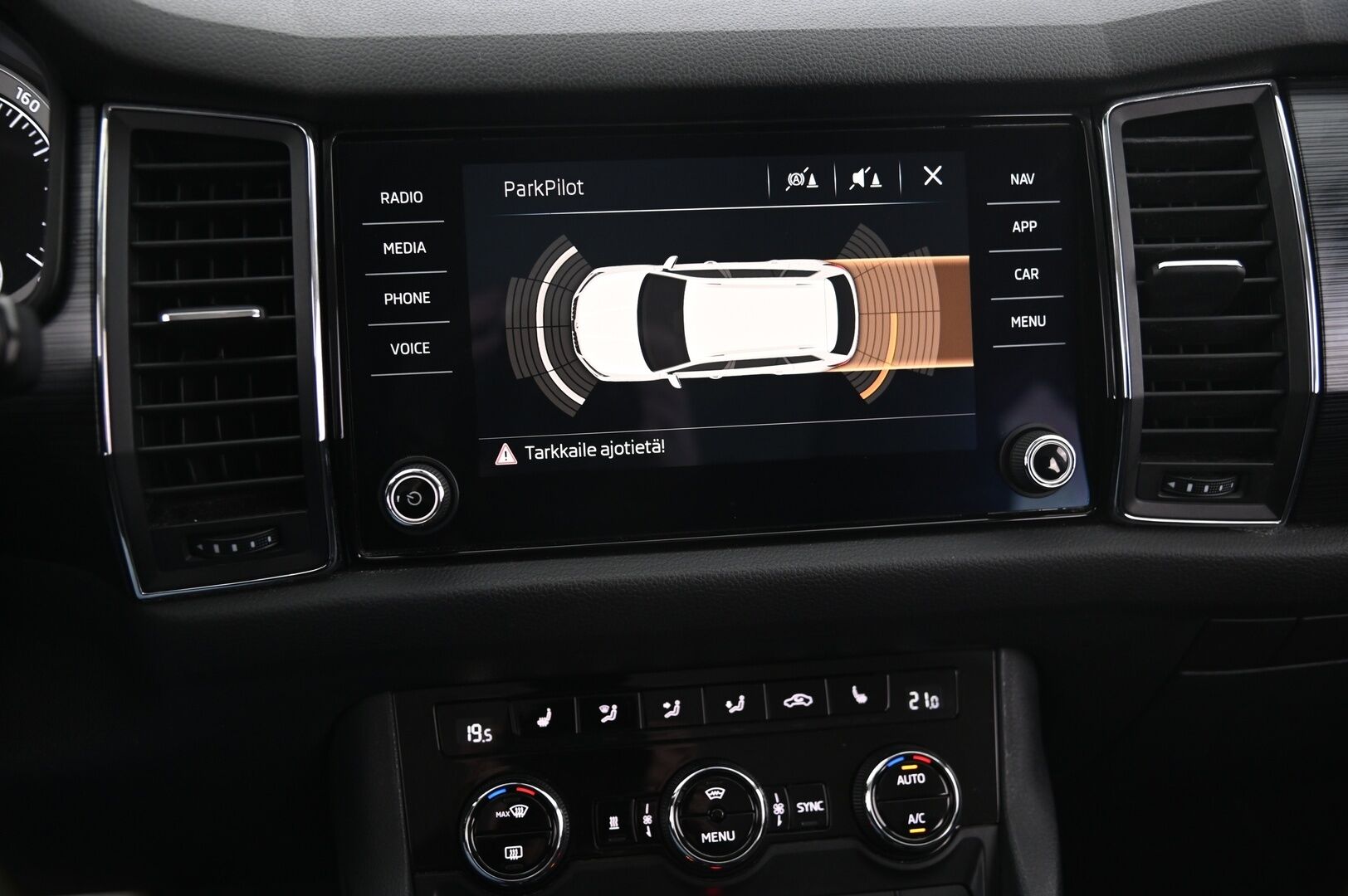 Skoda Kodiaq 2017 2,0 TDI 190 4x4 Ambition DSG Autom. 7P *Webasto / Koukku / Lämmitettävä tuulilasi / Ratinlämmitin / Navi* - Suomi-auto / 7-Paikkainen / Kahdet OEM vanteet