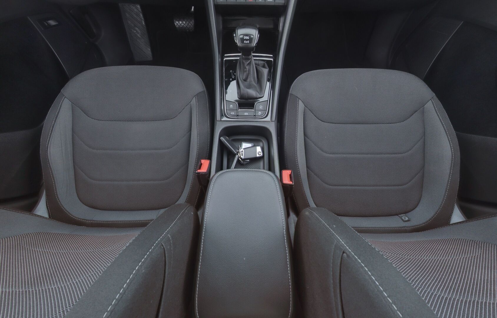 Skoda Kodiaq 2017 2,0 TDI 190 4x4 Ambition DSG Autom. 7P *Webasto / Koukku / Lämmitettävä tuulilasi / Ratinlämmitin / Navi* - Suomi-auto / 7-Paikkainen / Kahdet OEM vanteet