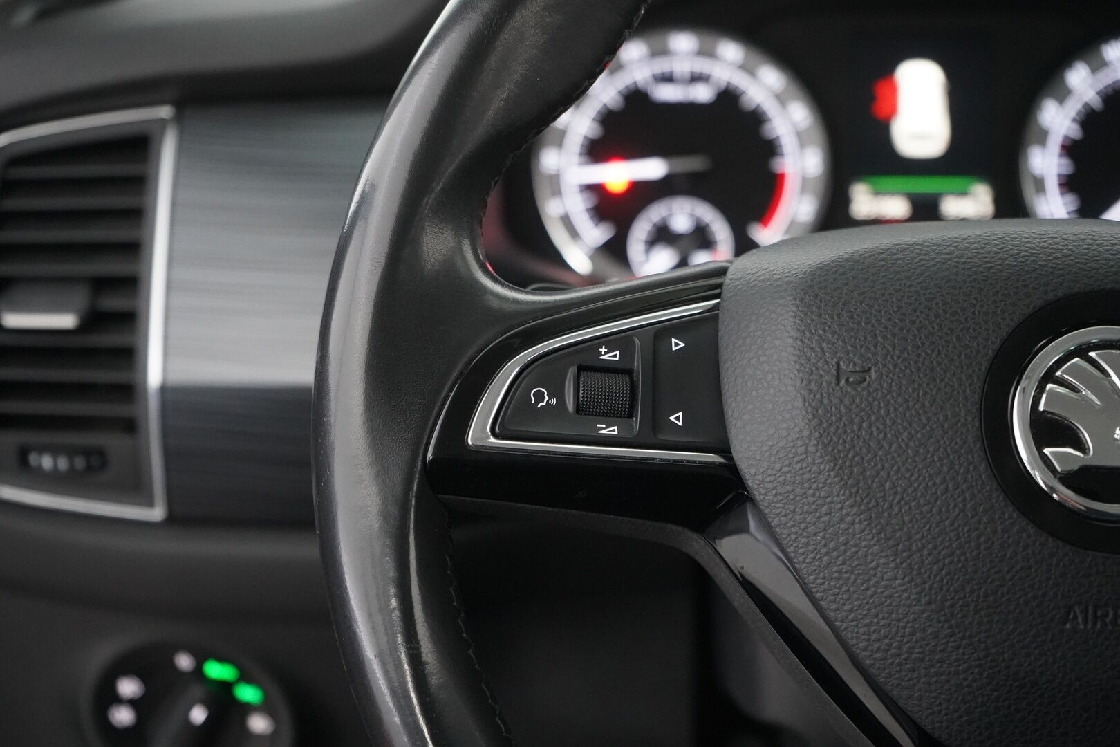 Skoda Kodiaq 2017 2,0 TDI 190 4x4 Ambition DSG Autom. 7P - Webasto | Koukku | Lämmitettävä tuulilasi | Ratinlämmitin | Navi | Suomi-auto | 7-Paikkainen | Kahdet OEM vanteet | Juuri huollettu
