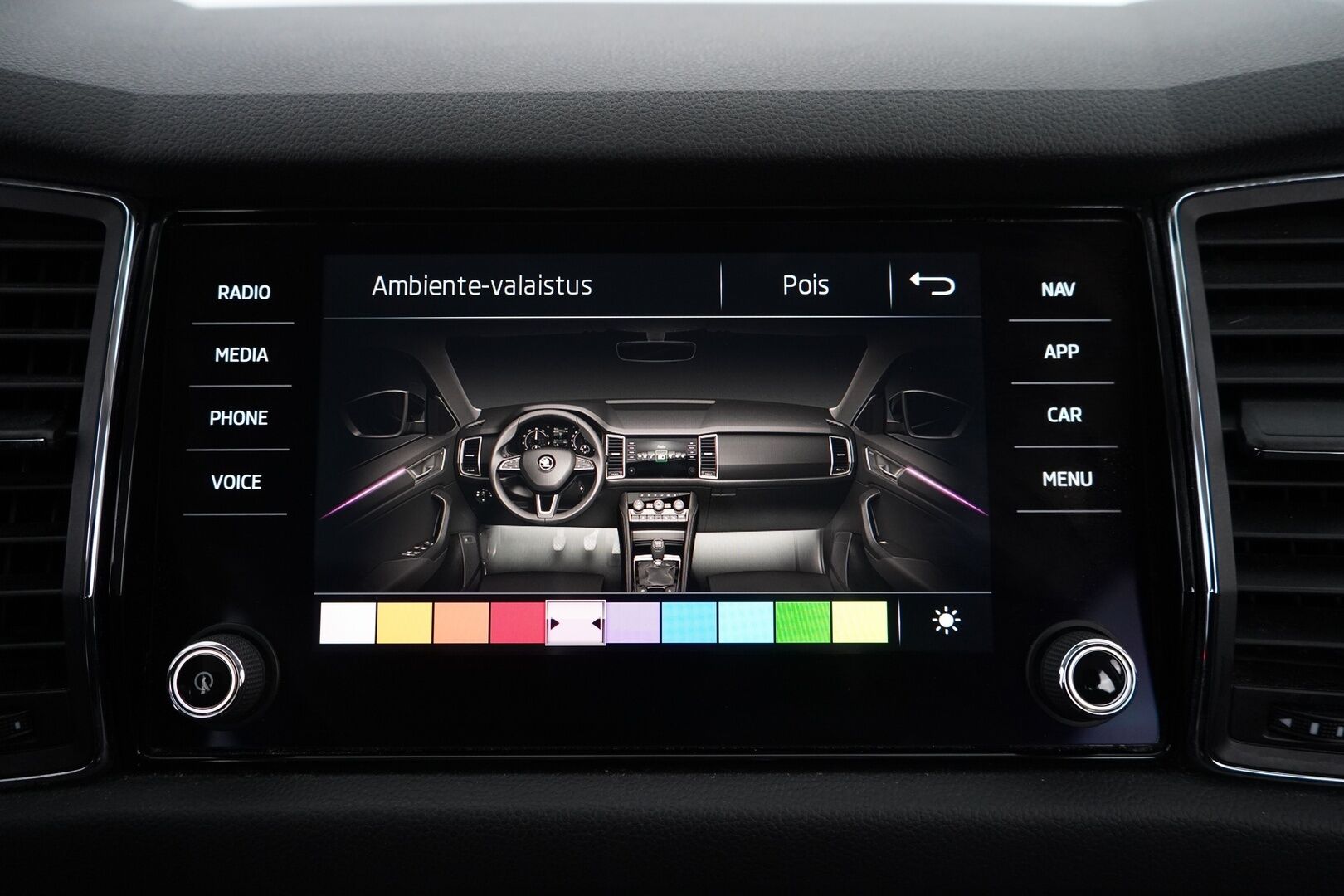 Skoda Kodiaq 2017 2,0 TDI 190 4x4 Ambition DSG Autom. 7P - Webasto | Koukku | Lämmitettävä tuulilasi | Ratinlämmitin | Navi | Suomi-auto | 7-Paikkainen | Kahdet OEM vanteet | Juuri huollettu