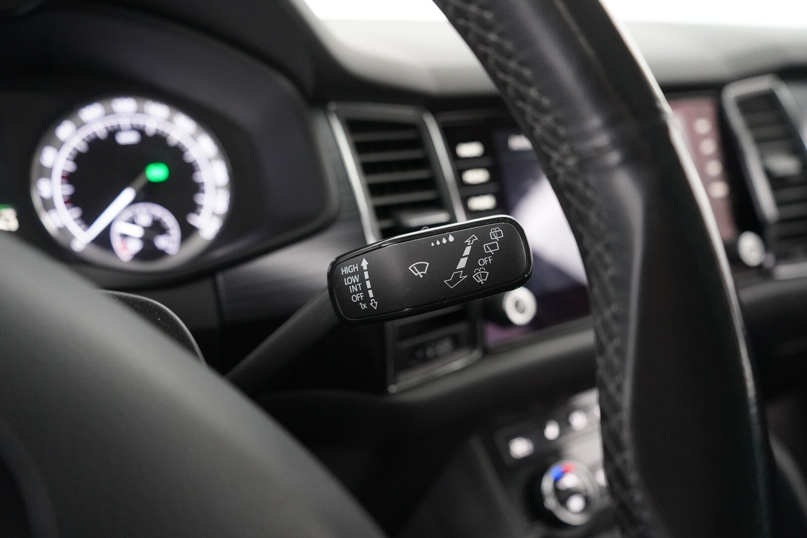 Skoda Kodiaq 2017 2,0 TDI 190 4x4 Ambition DSG Autom. 7P - Webasto | Koukku | Lämmitettävä tuulilasi | Ratinlämmitin | Navi | Suomi-auto | 7-Paikkainen | Kahdet OEM vanteet | Juuri huollettu