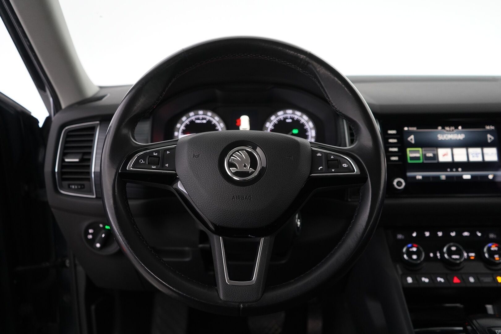 Skoda Kodiaq 2017 2,0 TDI 190 4x4 Ambition DSG Autom. 7P - Webasto | Koukku | Lämmitettävä tuulilasi | Ratinlämmitin | Navi | Suomi-auto | 7-Paikkainen | Kahdet OEM vanteet | Juuri huollettu