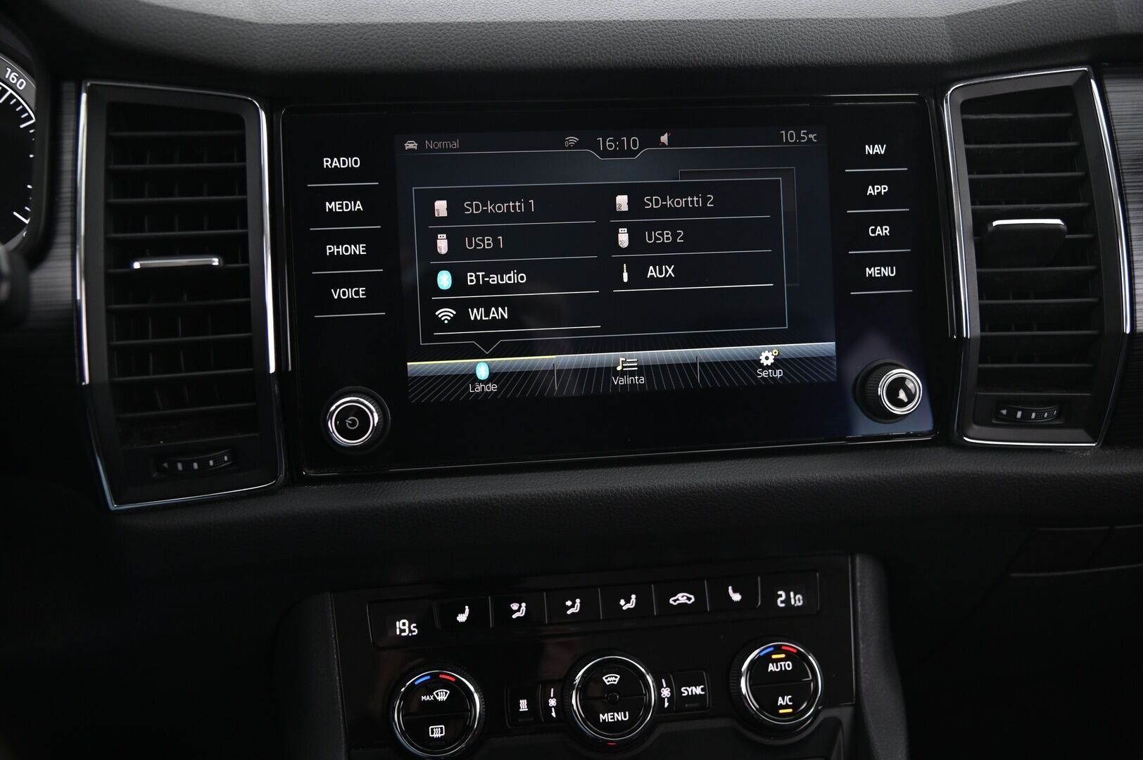 Skoda Kodiaq 2017 2,0 TDI 190 4x4 Ambition DSG Autom. 7P *Webasto / Koukku / Lämmitettävä tuulilasi / Ratinlämmitin / Navi* - Suomi-auto / 7-Paikkainen / Kahdet OEM vanteet
