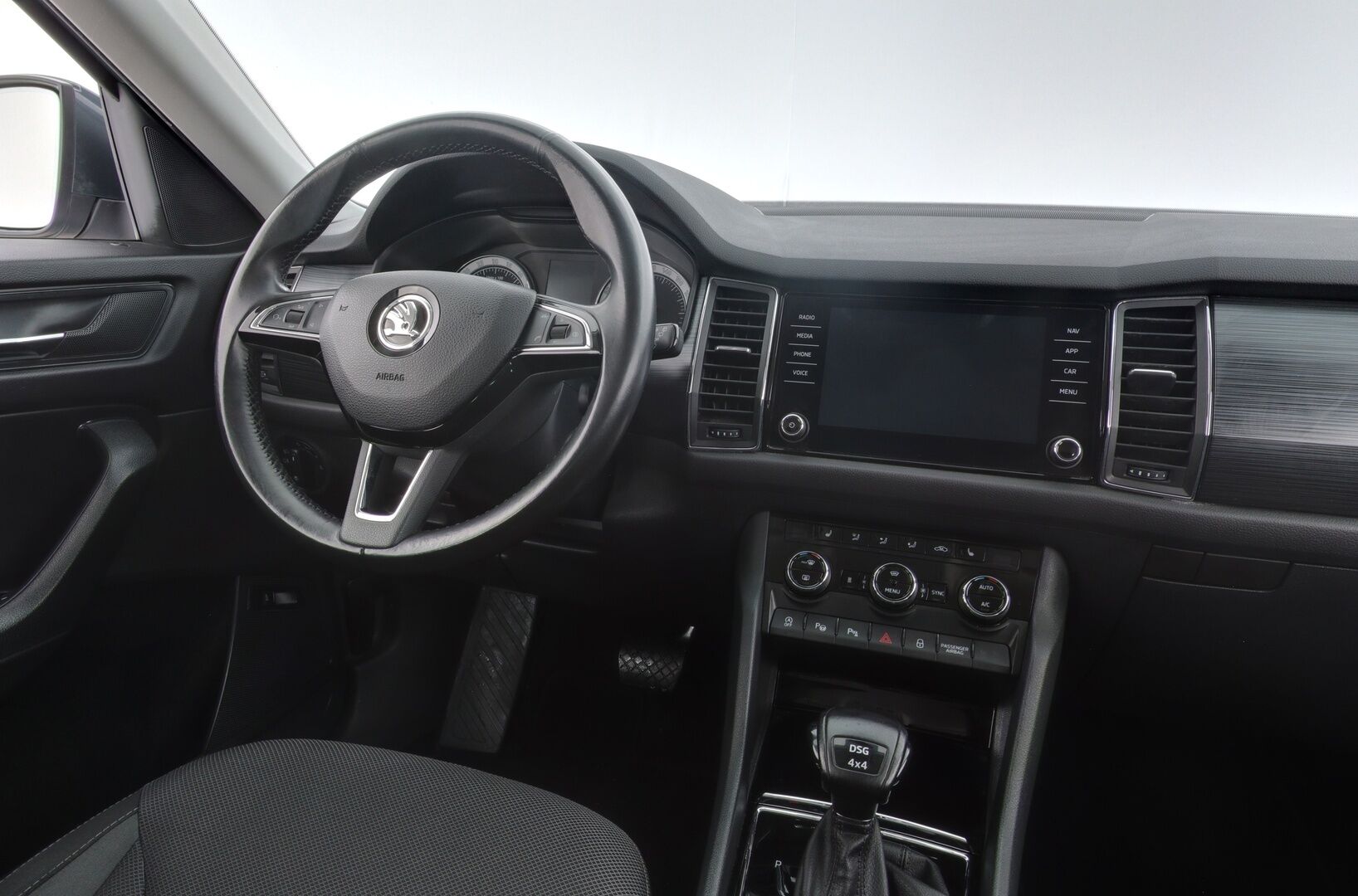 Skoda Kodiaq 2017 2,0 TDI 190 4x4 Ambition DSG Autom. 7P *Webasto / Koukku / Lämmitettävä tuulilasi / Ratinlämmitin / Navi* - Suomi-auto / 7-Paikkainen / Kahdet OEM vanteet