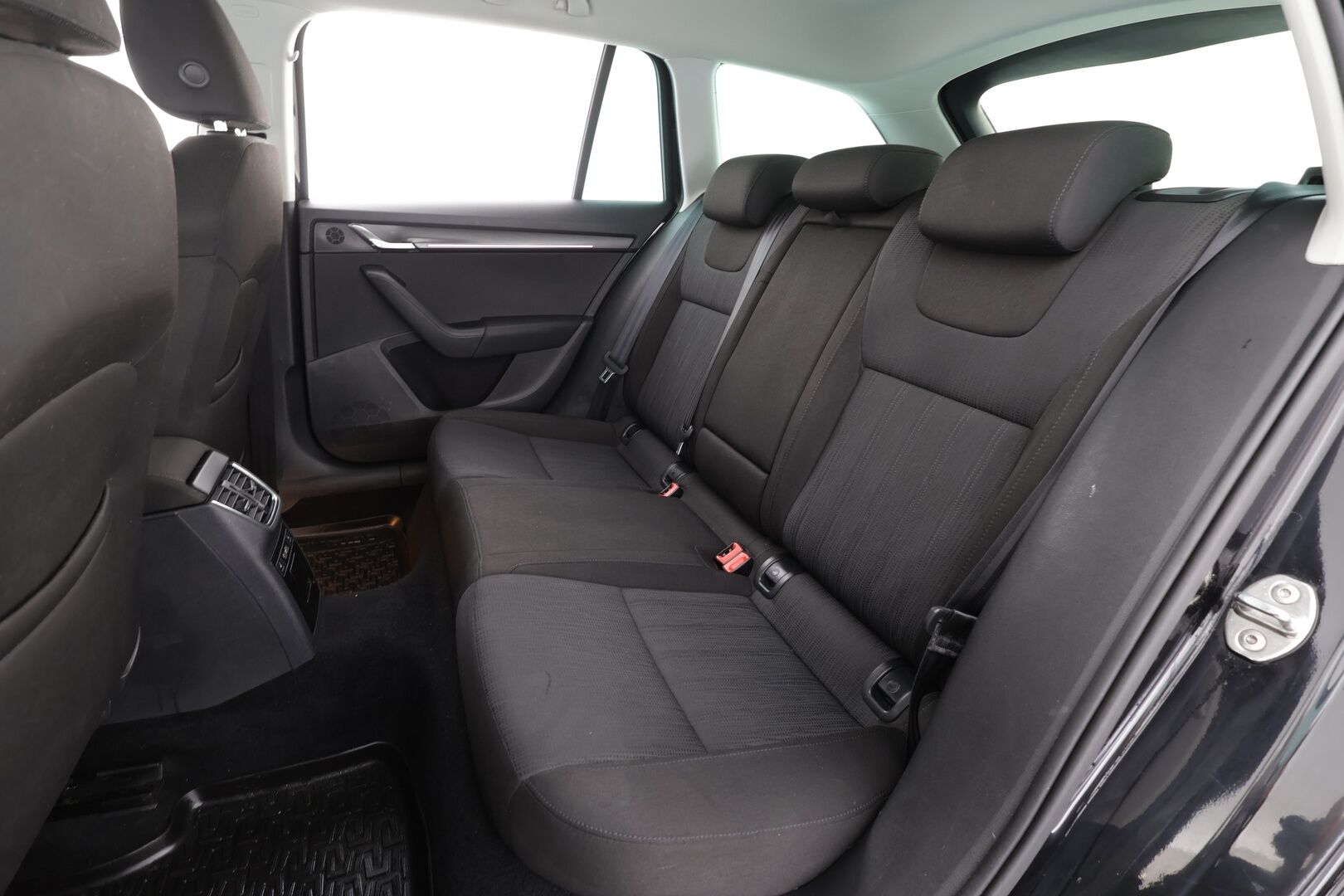 Skoda Octavia 2017 Combi 1,4 TSI Style DSG * Webasto / P.Kamera / LED / Katveavustin / Ambient-valot / Vakkari / Ratinlämmitys * - Suomi-auto / Kahdet renkaat - HULLUT BLACKWEEK JATKOT - KORKOTARJOUS 2,49%