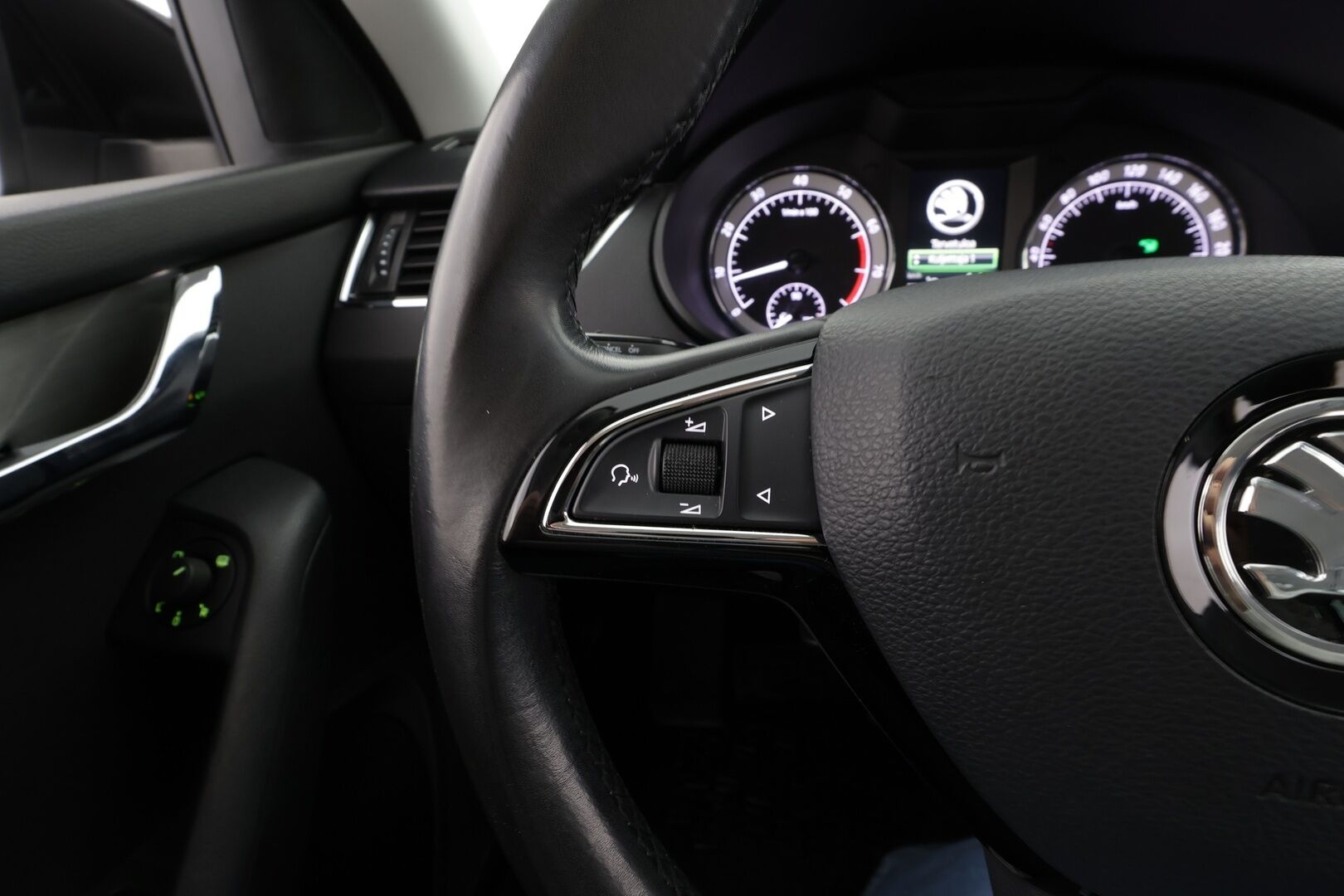 Skoda Octavia 2017 Combi 1,4 TSI Style DSG * Webasto / P.Kamera / LED / Katveavustin / Ambient-valot / Vakkari / Ratinlämmitys * - Suomi-auto / Kahdet renkaat - HULLUT BLACKWEEK JATKOT - KORKOTARJOUS 2,49%