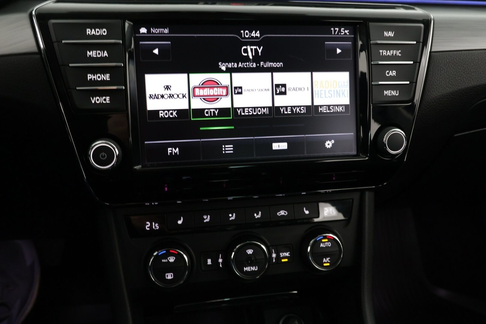 Skoda Superb 2017 1,4 TSI ACT Style DSG Autom *Vakkari / Sähköpenkit muistilla / Vetokoukku!* - Hyvin pidetty / Kattavasti varusteltu / Hyvä huoltohistoria