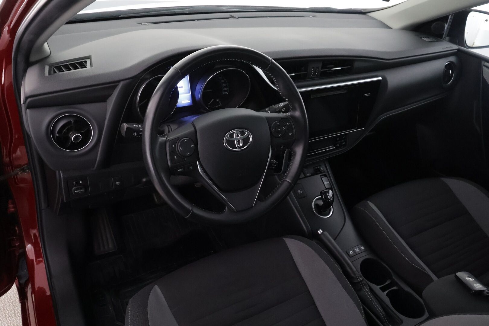 Toyota Auris 2017 Touring Sports 1,8 Hybrid Active - | LED | Vakkari | P.kamera | Navi | Kaistavahti | PCS | RSA | Bluetooth | Lohko+sisälämmitin | Aut. pitkät | Hyvä huoltokirja | 2x renkaat aluin |