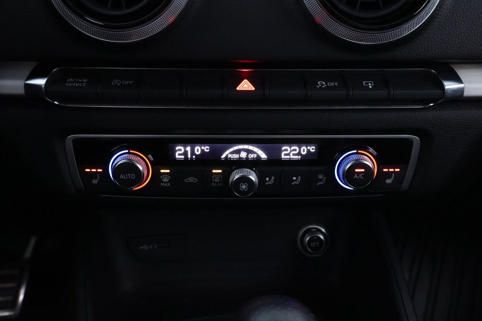 Audi A3 2017 Sedan Land of quattro Edition 2,0 TDI 135 kW quattro S tronic S-Line - Suomiauto / Webasto / Adapt.Vakkari / Bang & Olufsen / Puolinahat / Sporttipenkit / Matrix LED / Supervarusteet!