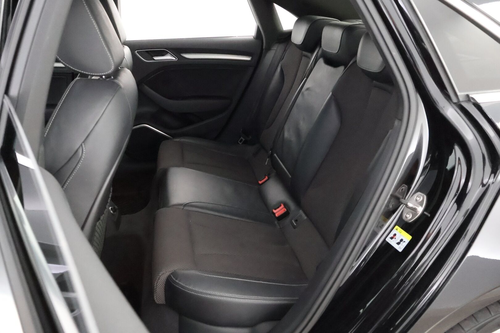 Audi A3 2017 Sedan Land of quattro Edition 2,0 TDI 135 kW quattro S tronic S-Line - Suomiauto / Webasto / Adapt.Vakkari / Bang & Olufsen / Puolinahat / Sporttipenkit / Matrix LED / Supervarusteet!