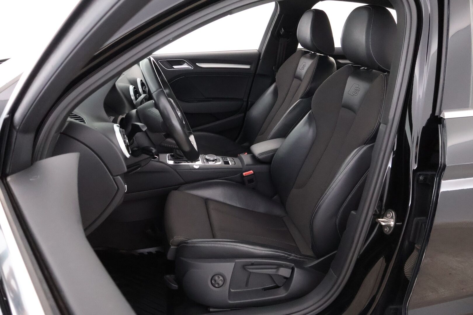 Audi A3 2017 Sedan Land of quattro Edition 2,0 TDI 135 kW quattro S tronic S-Line - Suomiauto / Webasto / Adapt.Vakkari / Bang & Olufsen / Puolinahat / Sporttipenkit / Matrix LED / Supervarusteet!
