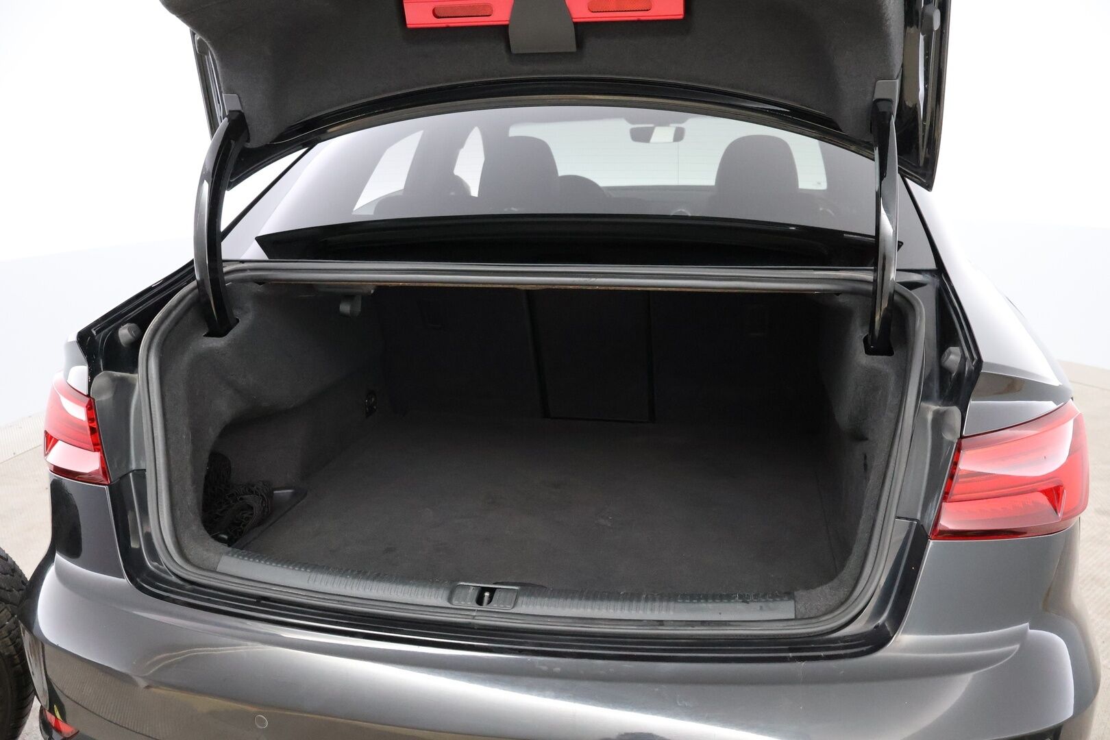 Audi A3 2017 Sedan Land of quattro Edition 2,0 TDI 135 kW quattro S tronic S-Line - Suomiauto / Webasto / Adapt.Vakkari / Bang & Olufsen / Puolinahat / Sporttipenkit / Matrix LED / Supervarusteet!