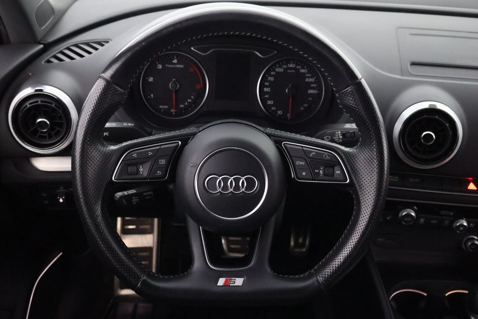 Audi A3 2017 Sedan Land of quattro Edition 2,0 TDI 135 kW quattro S tronic S-Line - Suomiauto / Webasto / Adapt.Vakkari / Bang & Olufsen / Puolinahat / Sporttipenkit / Matrix LED / Supervarusteet!