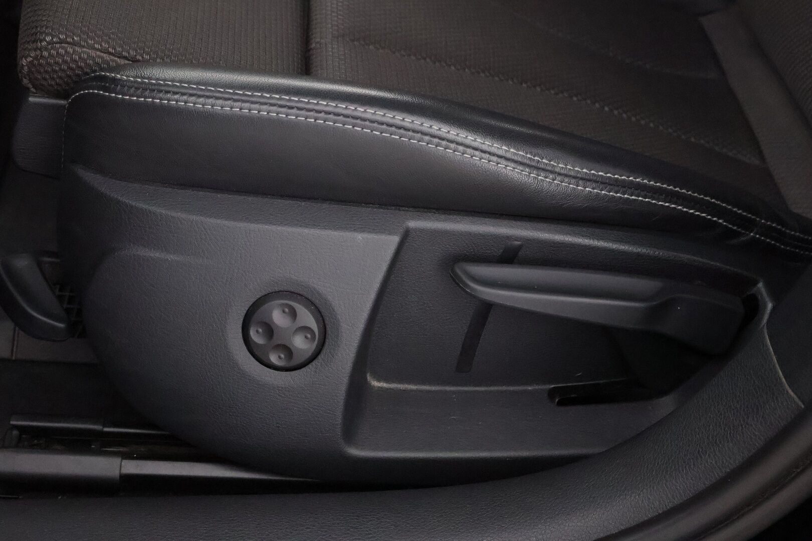Audi A3 2017 Sedan Land of quattro Edition 2,0 TDI 135 kW quattro S tronic S-Line - Suomiauto / Webasto / Adapt.Vakkari / Bang & Olufsen / Puolinahat / Sporttipenkit / Matrix LED / Supervarusteet!