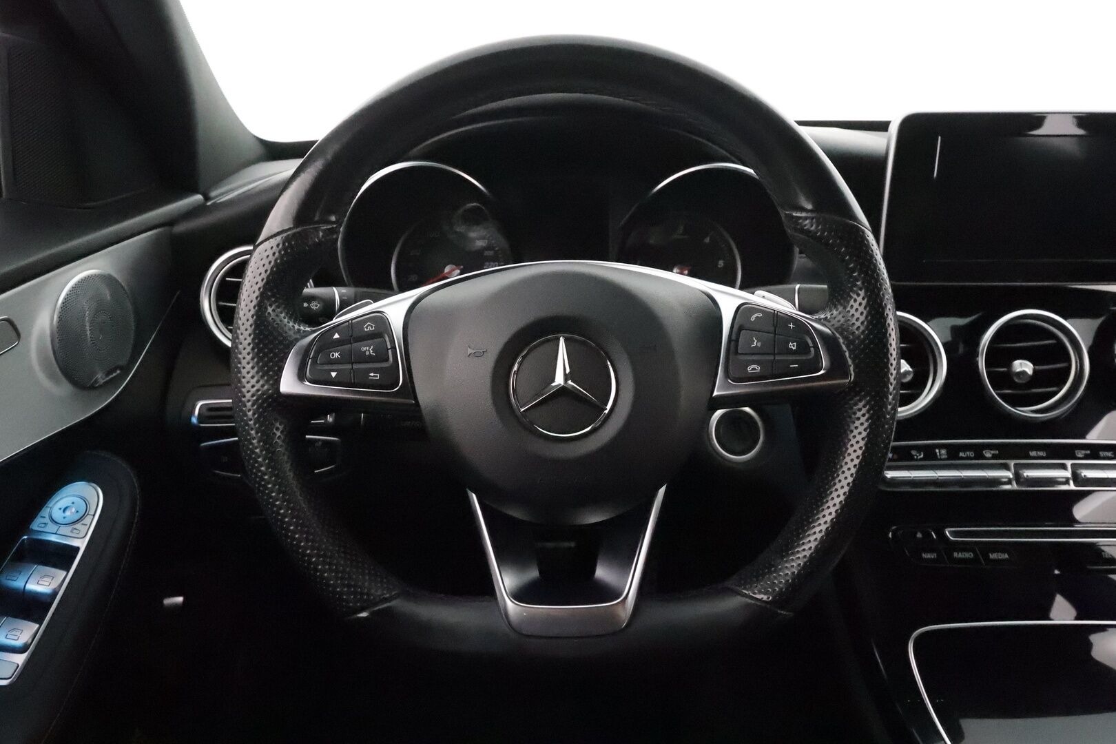 Mercedes-Benz C 2017 200 d A Business AMG **Burmester / LED-valot / Sisätilanlämmitin / Sporttinahat / Vakkari / Aut. Ilmastointi** - Suomi-auto / 2x Renkaat