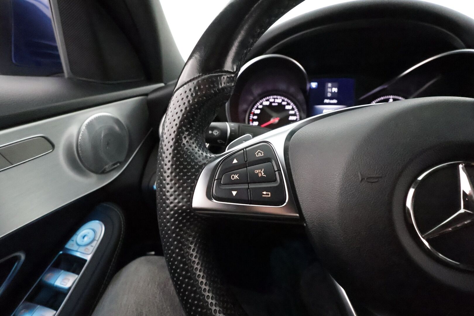 Mercedes-Benz C 2017 200 d A Business AMG **Burmester / LED-valot / Sisätilanlämmitin / Sporttinahat / Vakkari / Aut. Ilmastointi** - Suomi-auto / 2x Renkaat