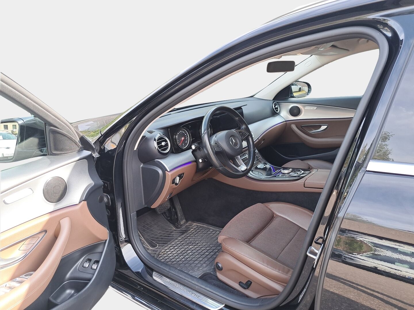 Mercedes-Benz E 2017 200 d T A Premium Business **Taittuva koukku / Ambiente / Ruskeat puolinahat / Huollettu hyvin** - kahdet renkaat vanteineen / Puolisähköpenkit